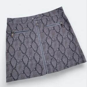 She + Sky Gray Snake Print Skirt Size Large Zipper Front Zippered Pockets